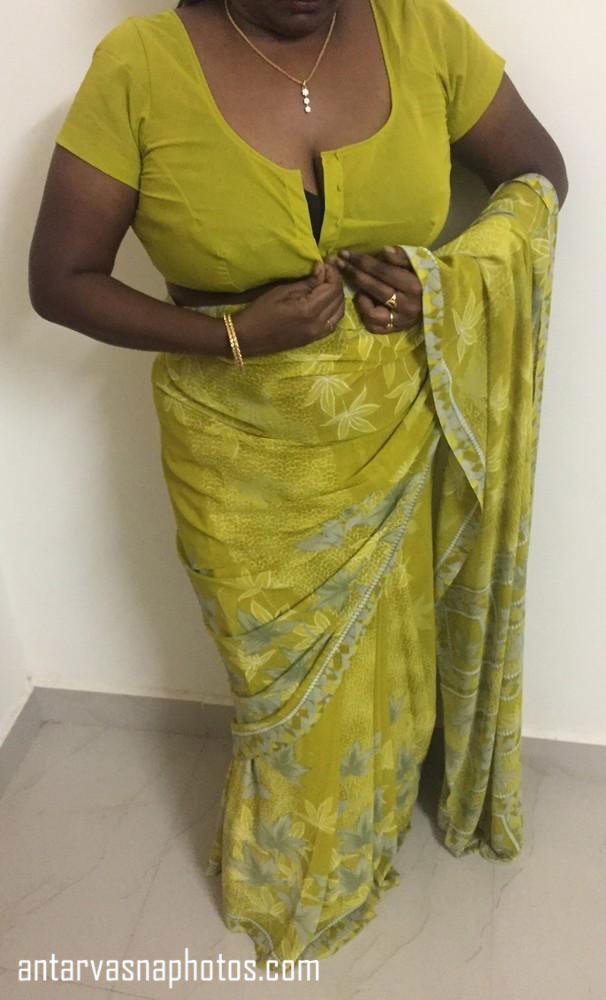https://pub-5fcdf72a54cd4edbb03ec3edaa415a42.r2.dev/nakedleaks/seductive_indian_aunt_in_traditional_attire_revealing_her_breasts/0.jpg