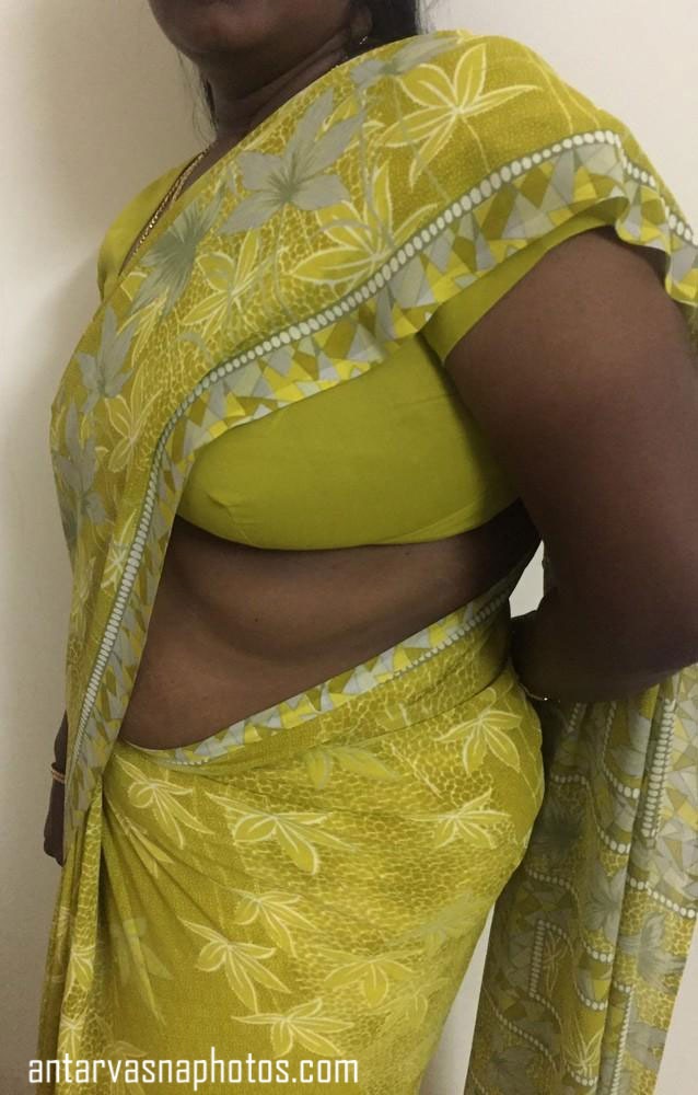 https://pub-5fcdf72a54cd4edbb03ec3edaa415a42.r2.dev/nakedleaks/seductive_indian_aunt_in_traditional_attire_revealing_her_breasts/1.jpg