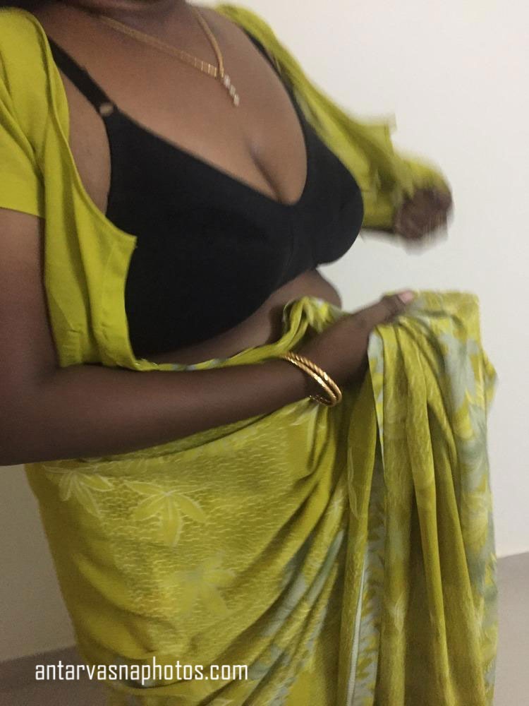 https://pub-5fcdf72a54cd4edbb03ec3edaa415a42.r2.dev/nakedleaks/seductive_indian_aunt_in_traditional_attire_revealing_her_breasts/3.jpg