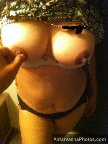 https://pub-5fcdf72a54cd4edbb03ec3edaa415a42.r2.dev/nakedleaks/seductive_indian_aunty_showcases_her_large_bosom_in_alluring_photos/6.jpg