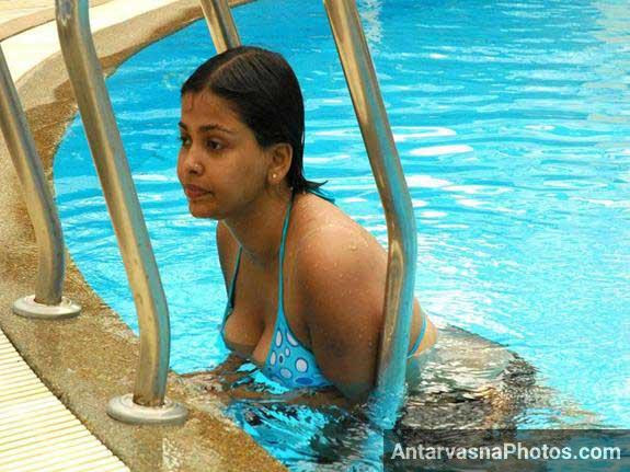 https://pub-5fcdf72a54cd4edbb03ec3edaa415a42.r2.dev/nakedleaks/seductive_indian_babe_with_large_boobs_in_photos/4.jpg