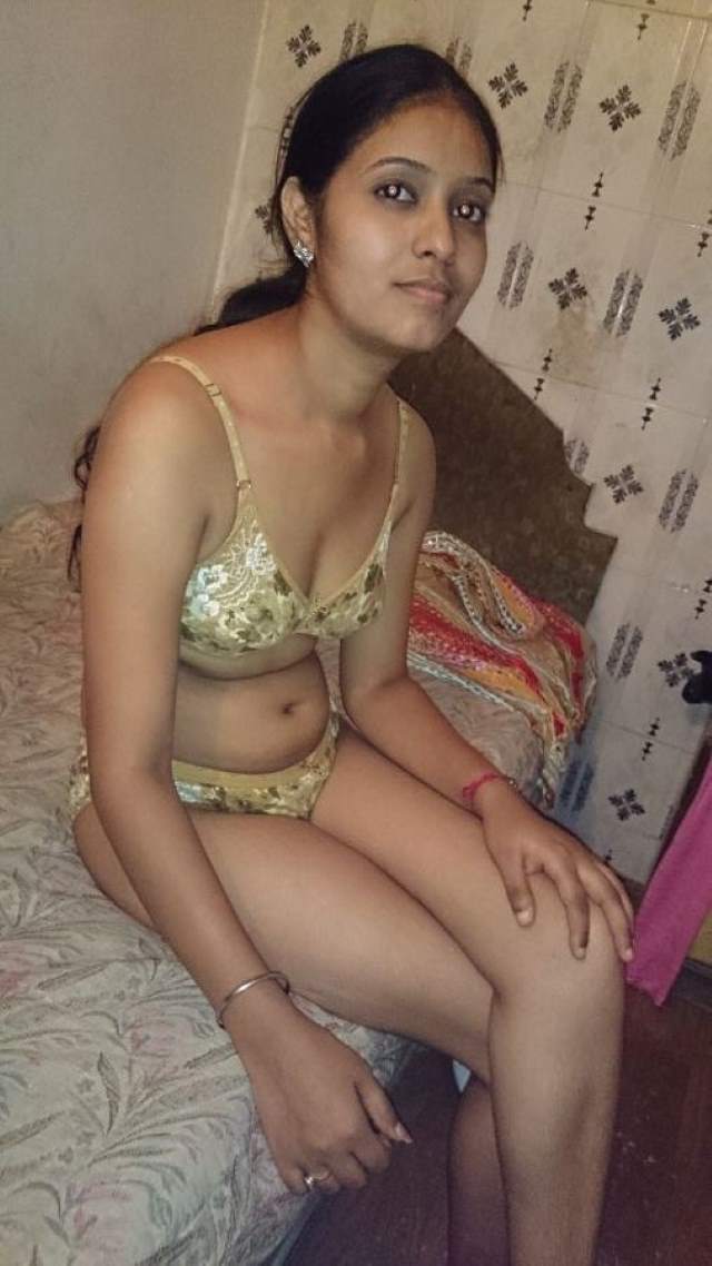 https://pub-5fcdf72a54cd4edbb03ec3edaa415a42.r2.dev/nakedleaks/seductive_indian_bhabhi_saree_picture/11.jpg