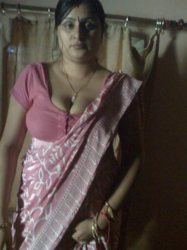 https://pub-5fcdf72a54cd4edbb03ec3edaa415a42.r2.dev/nakedleaks/seductive_indian_bhabhi_saree_picture/19.jpg