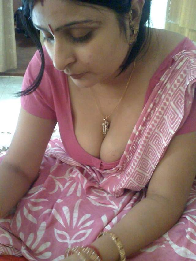 https://pub-5fcdf72a54cd4edbb03ec3edaa415a42.r2.dev/nakedleaks/seductive_indian_bhabhi_saree_picture/22.jpg