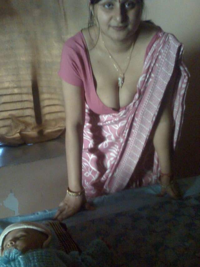 https://pub-5fcdf72a54cd4edbb03ec3edaa415a42.r2.dev/nakedleaks/seductive_indian_bhabhi_saree_picture/23.jpg