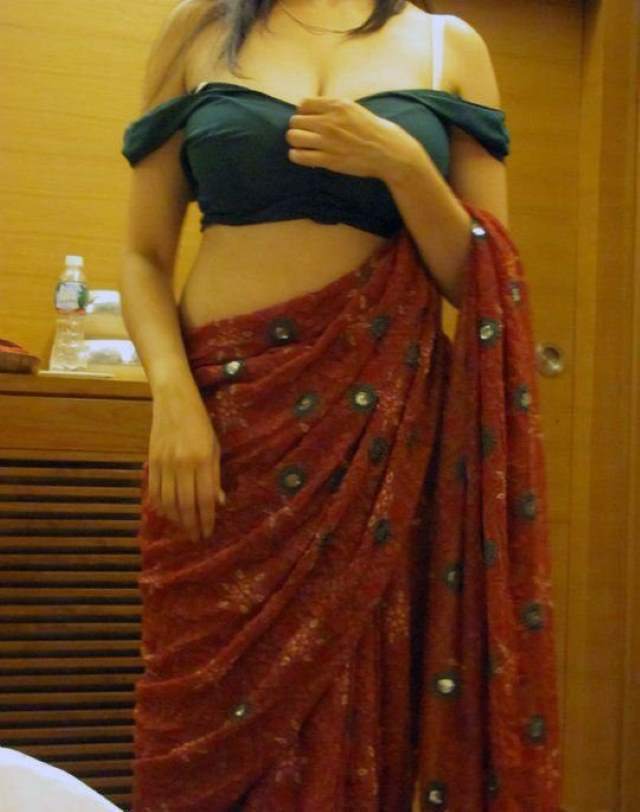 https://pub-5fcdf72a54cd4edbb03ec3edaa415a42.r2.dev/nakedleaks/seductive_indian_bhabhi_saree_picture/27.jpg