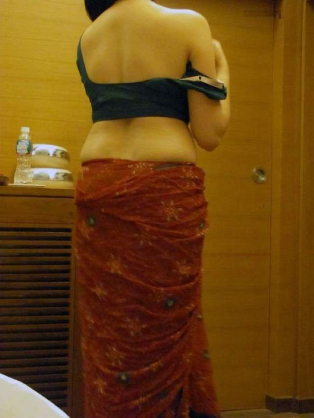 https://pub-5fcdf72a54cd4edbb03ec3edaa415a42.r2.dev/nakedleaks/seductive_indian_bhabhi_saree_picture/28.jpg