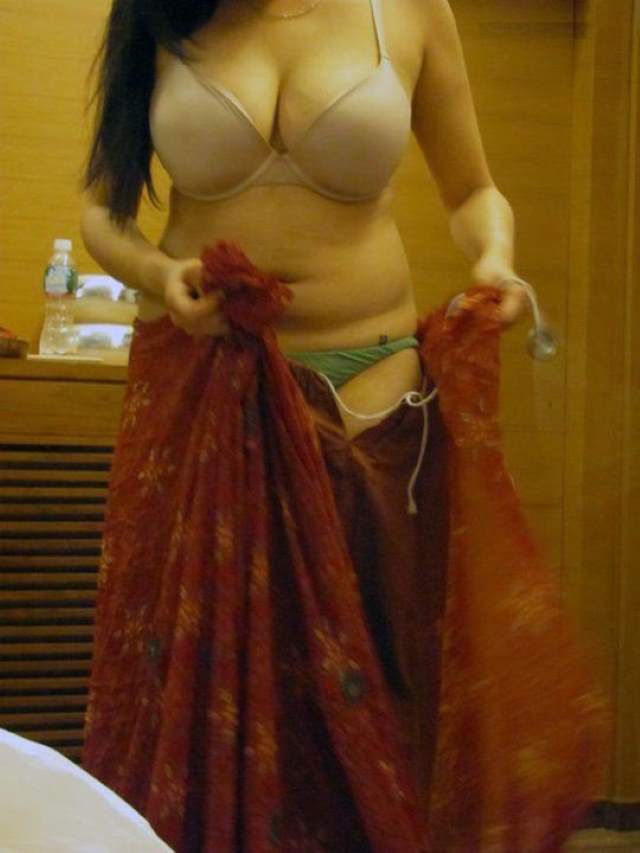 https://pub-5fcdf72a54cd4edbb03ec3edaa415a42.r2.dev/nakedleaks/seductive_indian_bhabhi_saree_picture/29.jpg