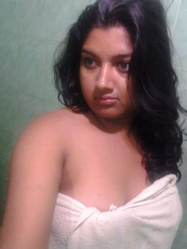 https://pub-5fcdf72a54cd4edbb03ec3edaa415a42.r2.dev/nakedleaks/seductive_indian_bhabhi_saree_picture/7.jpg
