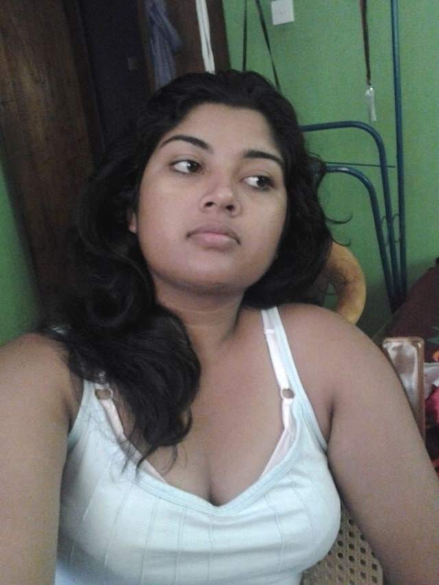 https://pub-5fcdf72a54cd4edbb03ec3edaa415a42.r2.dev/nakedleaks/seductive_indian_bhabhi_saree_picture/9.jpg