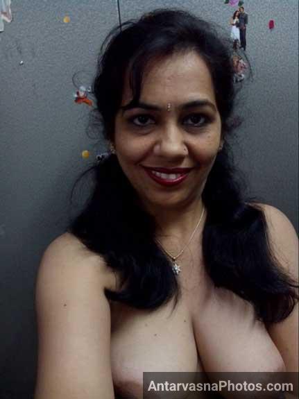 https://pub-5fcdf72a54cd4edbb03ec3edaa415a42.r2.dev/nakedleaks/seductive_indian_bra_revealed_by_math_instructor/6.jpg
