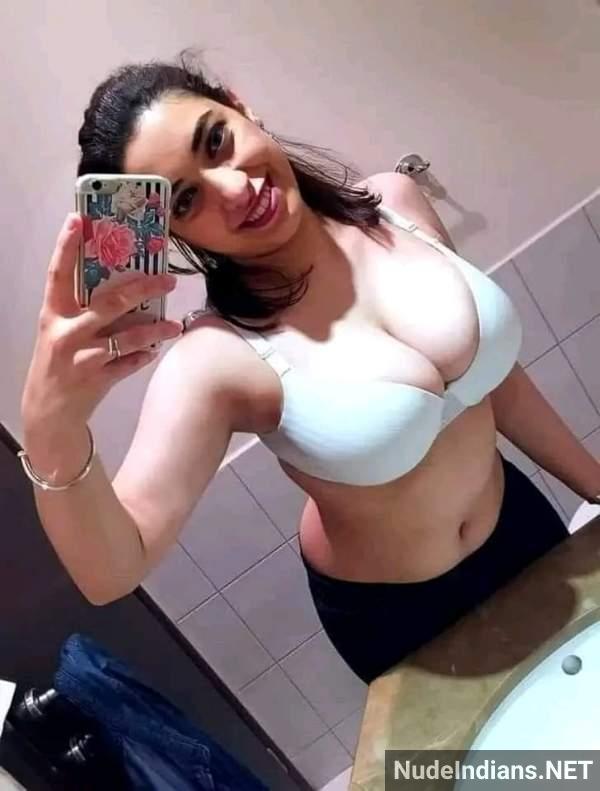 https://pub-5fcdf72a54cd4edbb03ec3edaa415a42.r2.dev/nakedleaks/seductive_indian_girls_in_bra_panty_exposed/20.jpg