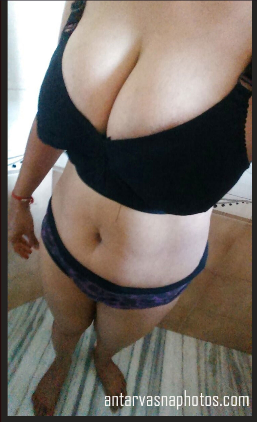 https://pub-5fcdf72a54cd4edbb03ec3edaa415a42.r2.dev/nakedleaks/seductive_indian_lady_rina's_alluring_bosoms/5.jpg