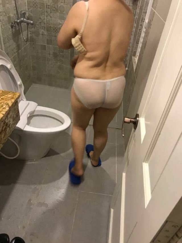 https://pub-5fcdf72a54cd4edbb03ec3edaa415a42.r2.dev/nakedleaks/seductive_indian_wife's_enormous_butt_images/18.jpg