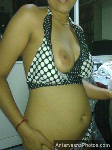 https://pub-5fcdf72a54cd4edbb03ec3edaa415a42.r2.dev/nakedleaks/seductive_indian_wife_flaunting_her_voluptuous_assets/2.jpg