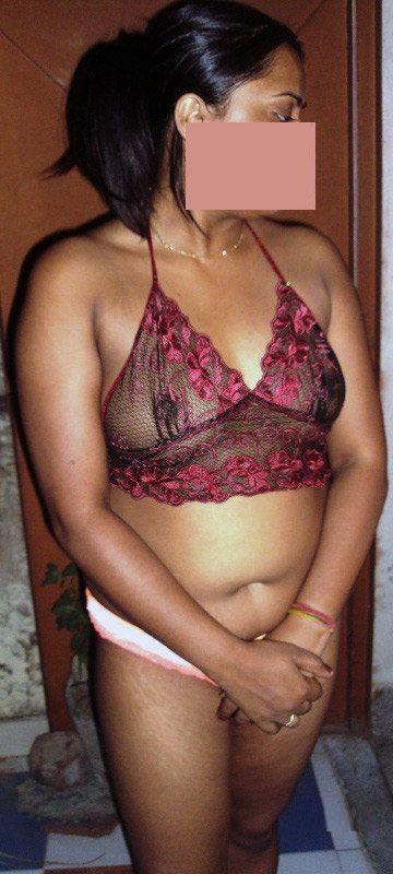 https://pub-5fcdf72a54cd4edbb03ec3edaa415a42.r2.dev/nakedleaks/seductive_indian_wife_jyoti_undressed_in_evening_attire/3.jpg