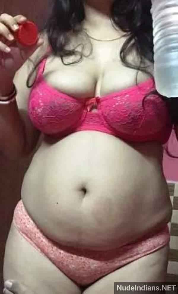 https://pub-5fcdf72a54cd4edbb03ec3edaa415a42.r2.dev/nakedleaks/seductive_marathi_bhabhi_showing_off_body_in_revealing_photos/25.jpg