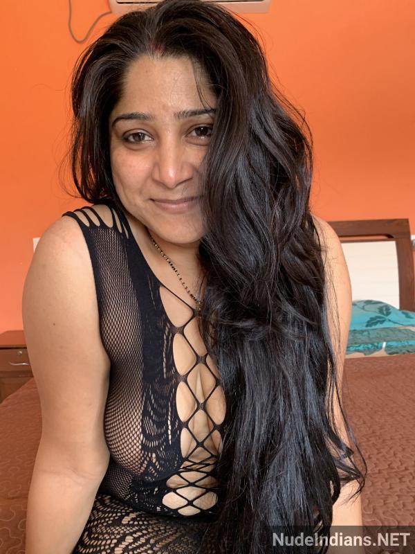 https://pub-5fcdf72a54cd4edbb03ec3edaa415a42.r2.dev/nakedleaks/seductive_marathi_woman_kalpana_seducing_partner_in_bed_with_lingerie/18.jpg