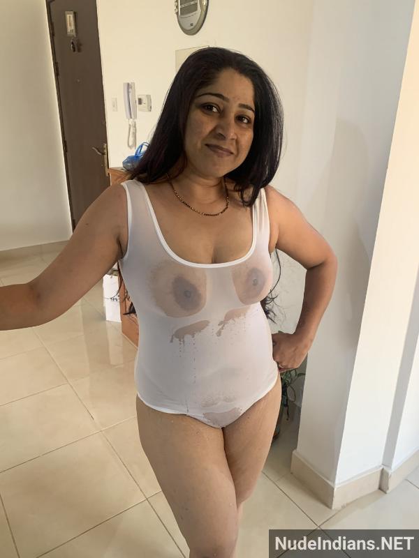 https://pub-5fcdf72a54cd4edbb03ec3edaa415a42.r2.dev/nakedleaks/seductive_marathi_woman_kalpana_seducing_partner_in_bed_with_lingerie/21.jpg