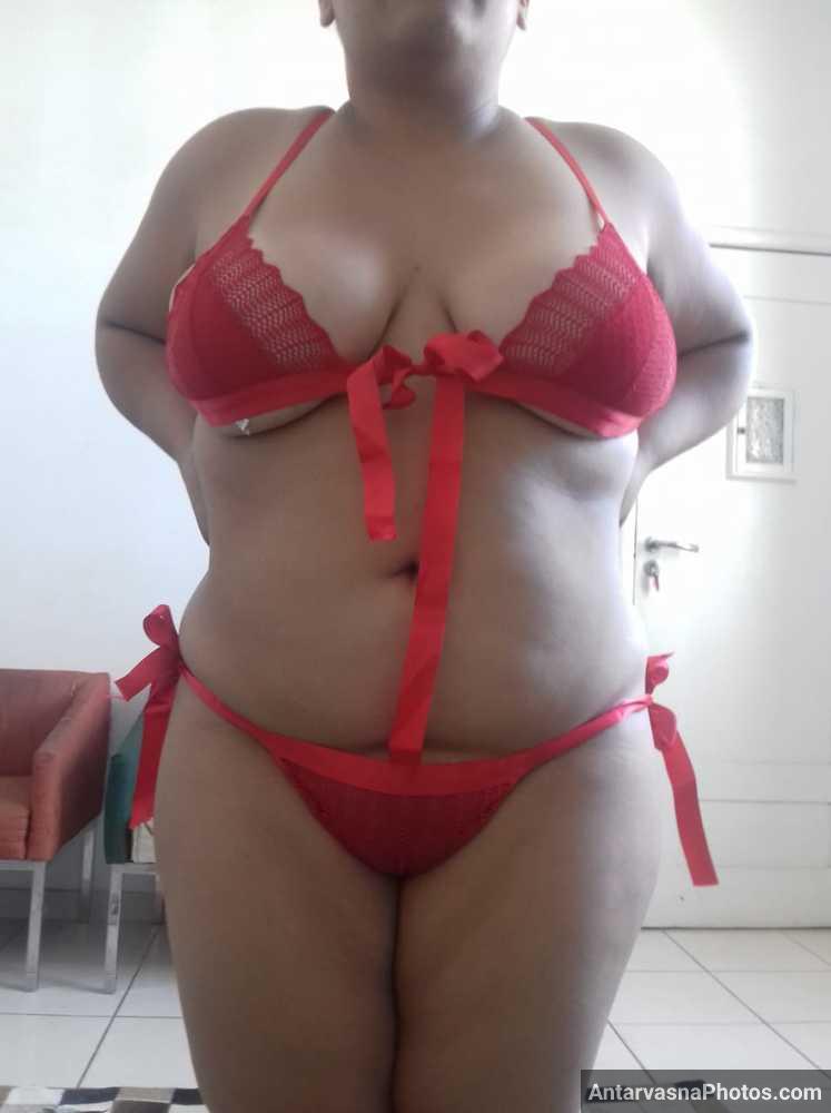https://pub-5fcdf72a54cd4edbb03ec3edaa415a42.r2.dev/nakedleaks/seductive_neighbor_aunty's_sensual_lingerie_pictures/5.jpg