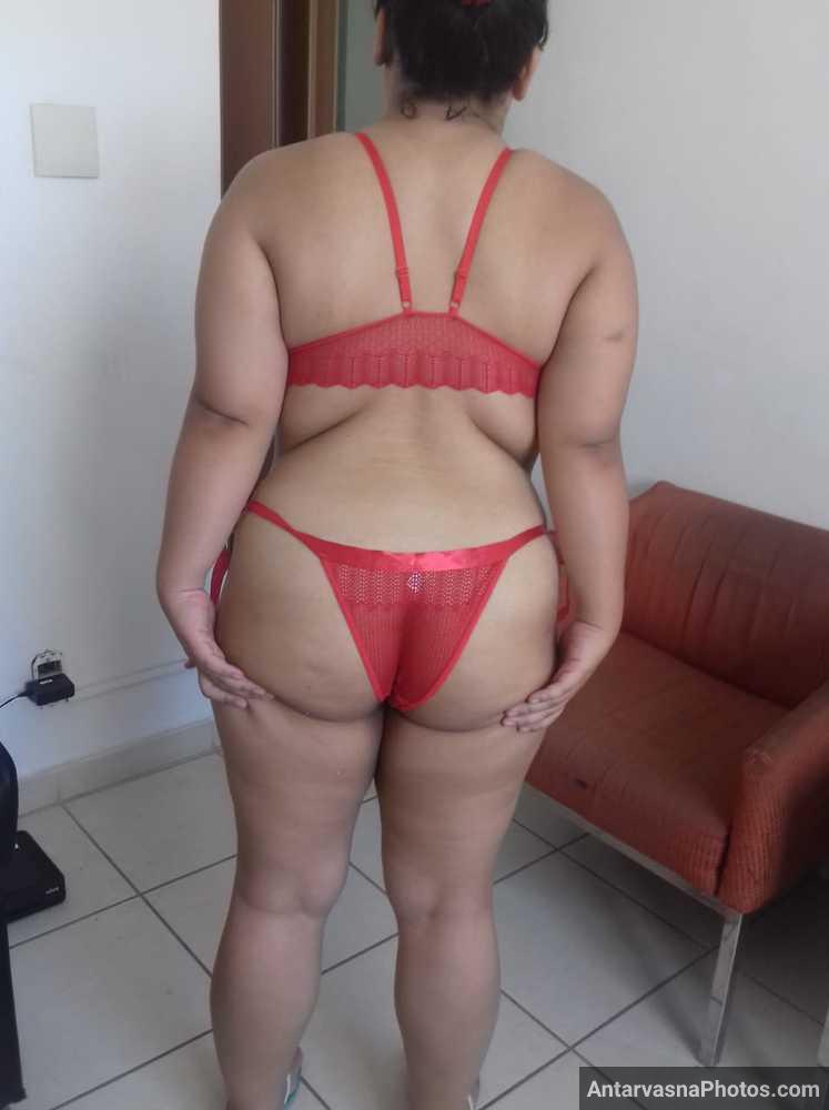 https://pub-5fcdf72a54cd4edbb03ec3edaa415a42.r2.dev/nakedleaks/seductive_neighbor_aunty's_sensual_lingerie_pictures/6.jpg