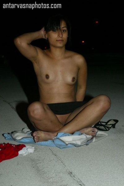Seductive Pakistani girl's enticing photos