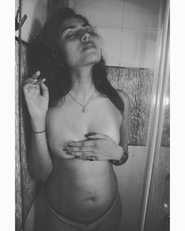 https://pub-5fcdf72a54cd4edbb03ec3edaa415a42.r2.dev/nakedleaks/seductive_partner's_playful_hot_nude_pictures/22.jpg