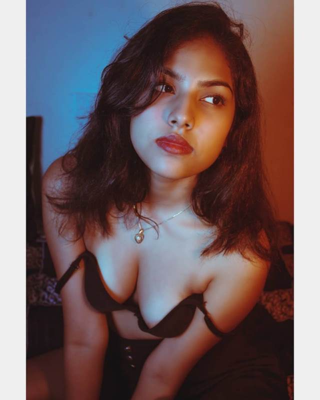 https://pub-5fcdf72a54cd4edbb03ec3edaa415a42.r2.dev/nakedleaks/seductive_partner's_playful_hot_nude_pictures/4.jpg