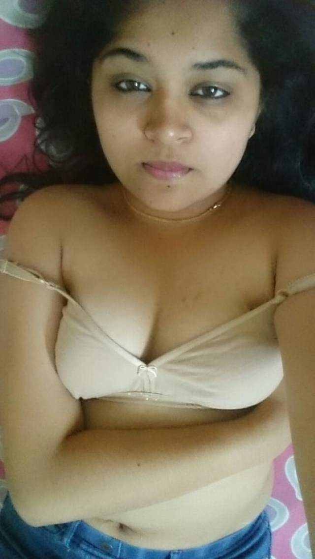 https://pub-5fcdf72a54cd4edbb03ec3edaa415a42.r2.dev/nakedleaks/seductive_photos_of_a_young_indian_girl/2.jpg