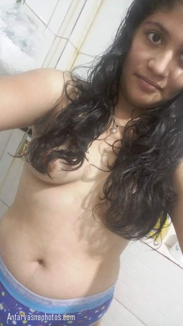 https://pub-5fcdf72a54cd4edbb03ec3edaa415a42.r2.dev/nakedleaks/seductive_photos_of_an_indian_teen's_innocent_youth/11.jpg