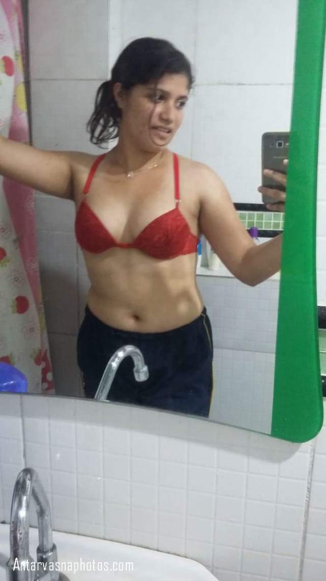 https://pub-5fcdf72a54cd4edbb03ec3edaa415a42.r2.dev/nakedleaks/seductive_photos_of_an_indian_teen's_innocent_youth/3.jpg