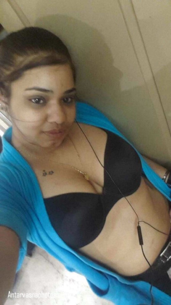 Seductive Photos of South Indian NRI in Online Chatting