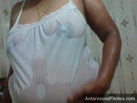 Seductive Photos of Voluptuous Aunt in the Shower