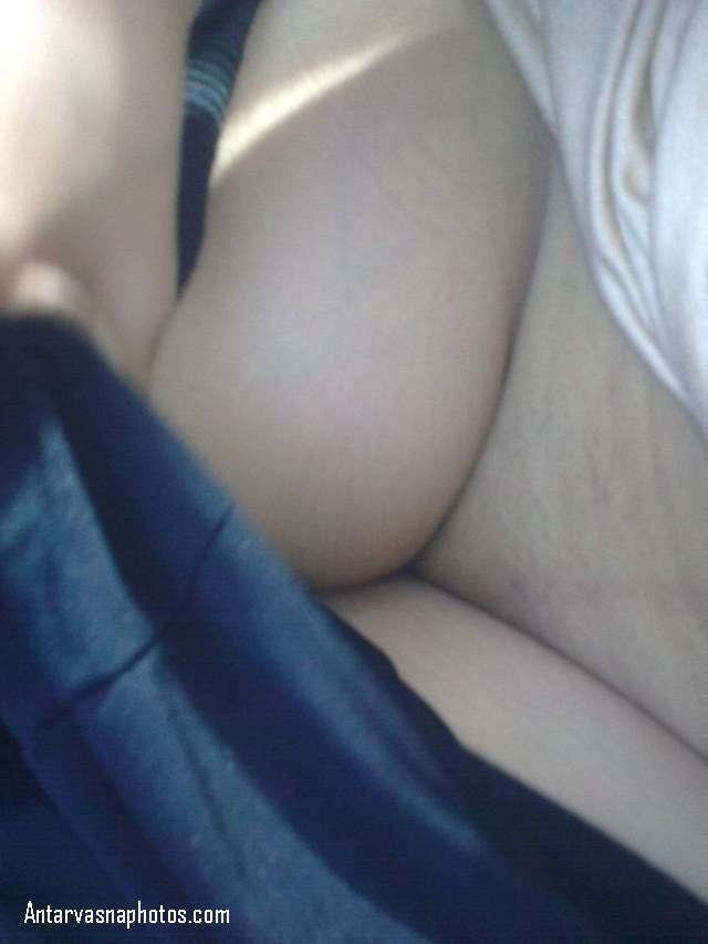 https://pub-5fcdf72a54cd4edbb03ec3edaa415a42.r2.dev/nakedleaks/seductive_photoshoot_in_girl's_car/9.jpg