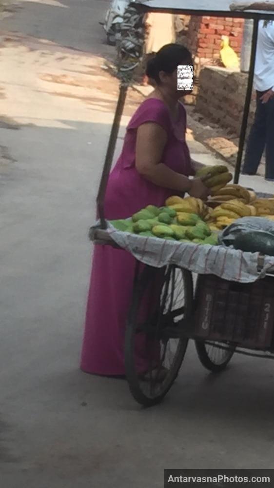https://pub-5fcdf72a54cd4edbb03ec3edaa415a42.r2.dev/nakedleaks/seductive_pictures_in_aunty's_gown_while_buying_bananas/0.jpg