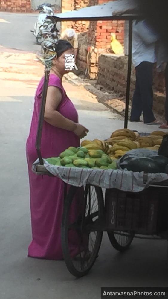 https://pub-5fcdf72a54cd4edbb03ec3edaa415a42.r2.dev/nakedleaks/seductive_pictures_in_aunty's_gown_while_buying_bananas/1.jpg