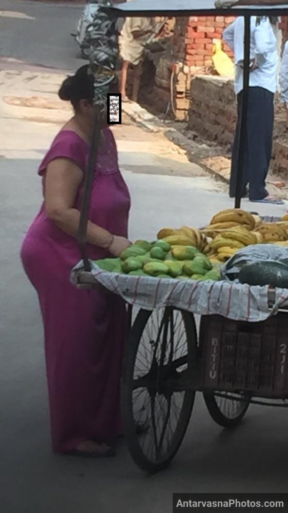 https://pub-5fcdf72a54cd4edbb03ec3edaa415a42.r2.dev/nakedleaks/seductive_pictures_in_aunty's_gown_while_buying_bananas/10.jpg