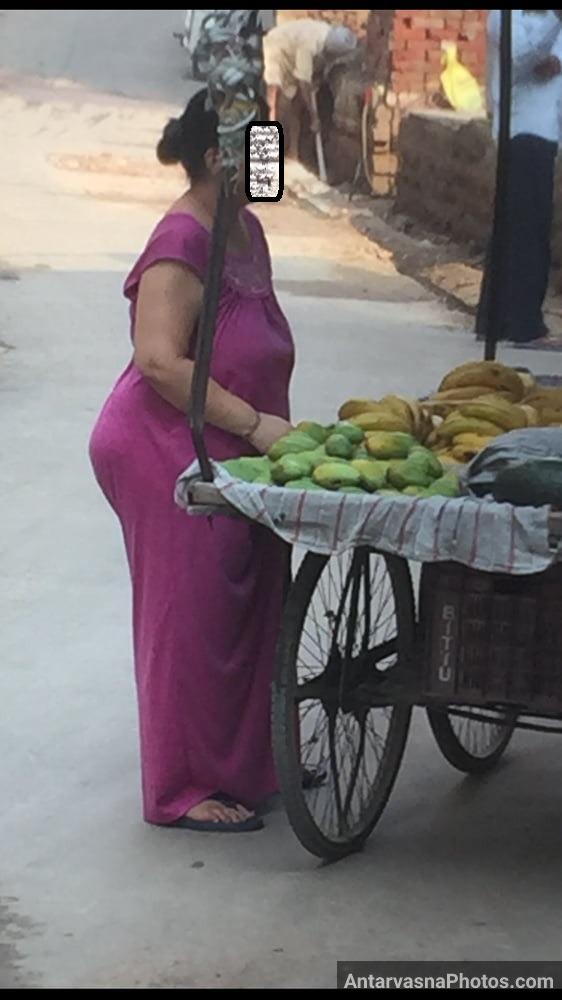 https://pub-5fcdf72a54cd4edbb03ec3edaa415a42.r2.dev/nakedleaks/seductive_pictures_in_aunty's_gown_while_buying_bananas/12.jpg