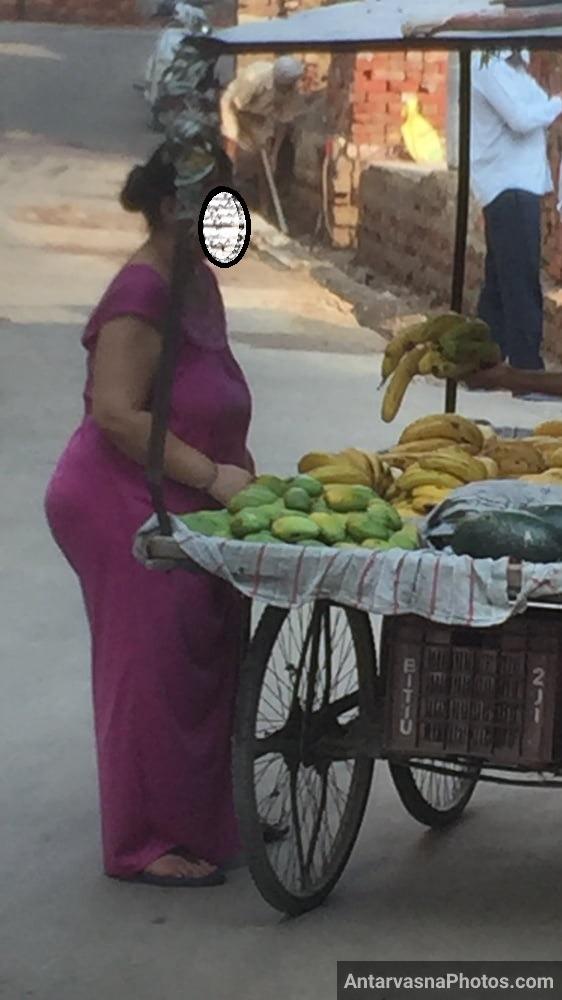 https://pub-5fcdf72a54cd4edbb03ec3edaa415a42.r2.dev/nakedleaks/seductive_pictures_in_aunty's_gown_while_buying_bananas/14.jpg