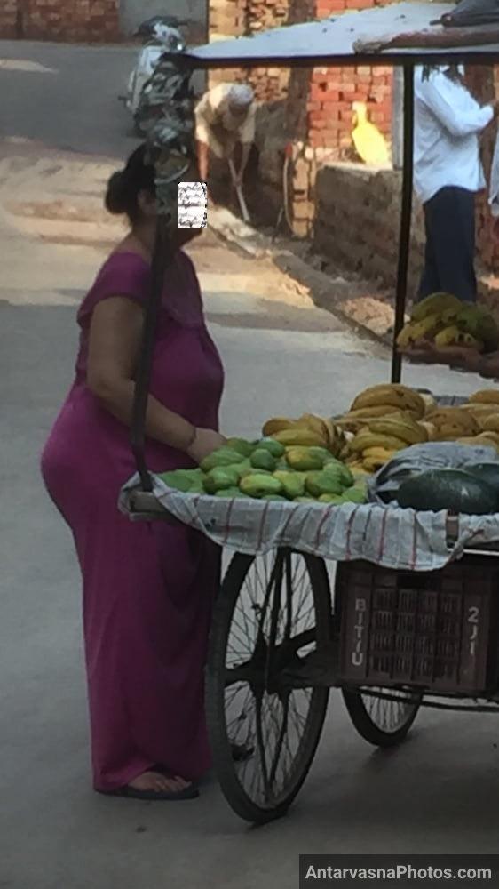 https://pub-5fcdf72a54cd4edbb03ec3edaa415a42.r2.dev/nakedleaks/seductive_pictures_in_aunty's_gown_while_buying_bananas/15.jpg
