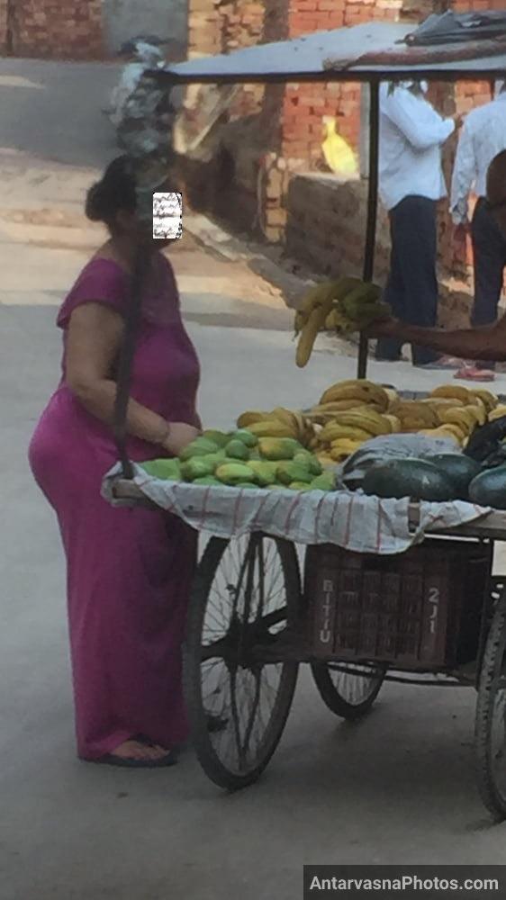 https://pub-5fcdf72a54cd4edbb03ec3edaa415a42.r2.dev/nakedleaks/seductive_pictures_in_aunty's_gown_while_buying_bananas/16.jpg