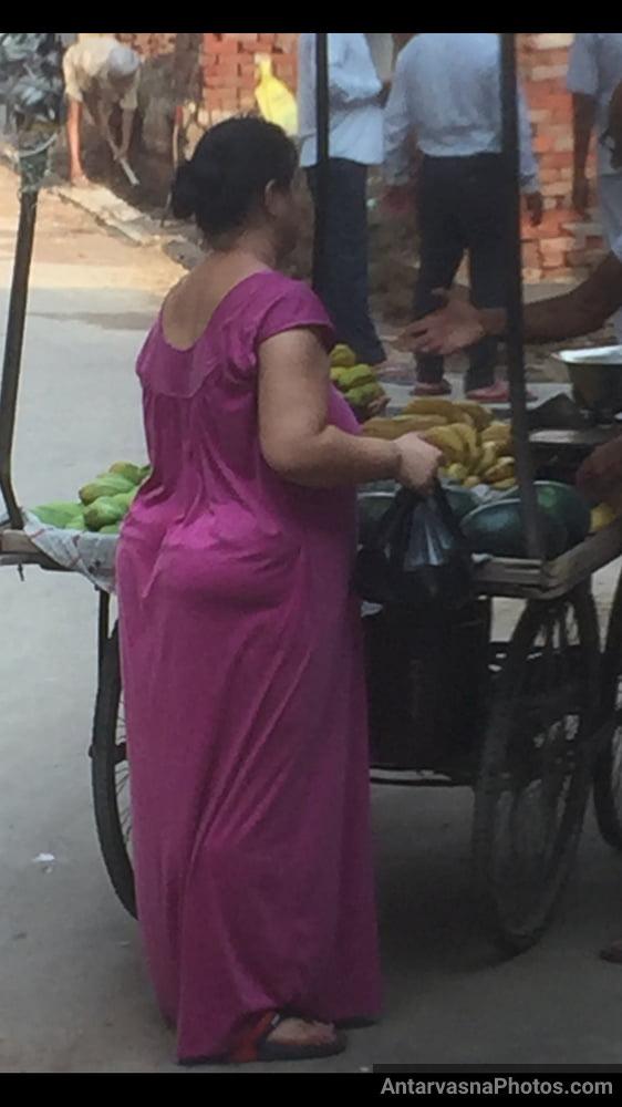 https://pub-5fcdf72a54cd4edbb03ec3edaa415a42.r2.dev/nakedleaks/seductive_pictures_in_aunty's_gown_while_buying_bananas/18.jpg