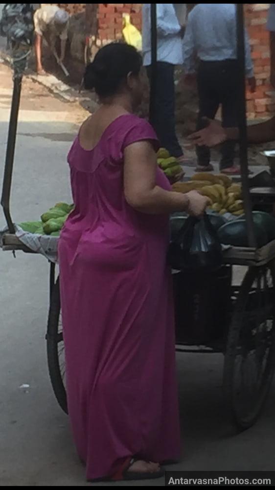 https://pub-5fcdf72a54cd4edbb03ec3edaa415a42.r2.dev/nakedleaks/seductive_pictures_in_aunty's_gown_while_buying_bananas/19.jpg