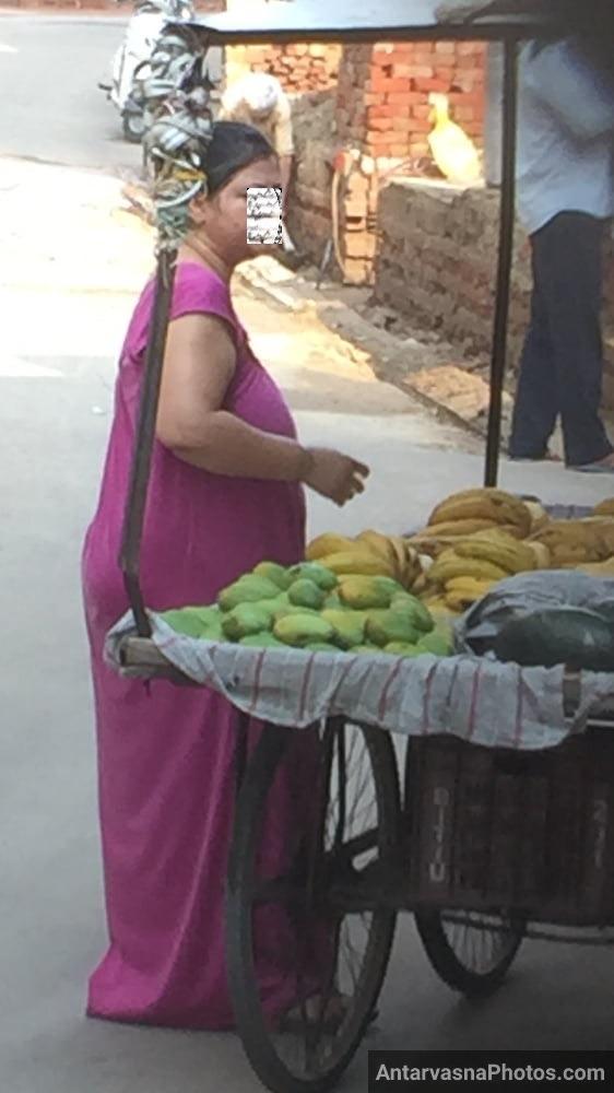 https://pub-5fcdf72a54cd4edbb03ec3edaa415a42.r2.dev/nakedleaks/seductive_pictures_in_aunty's_gown_while_buying_bananas/2.jpg