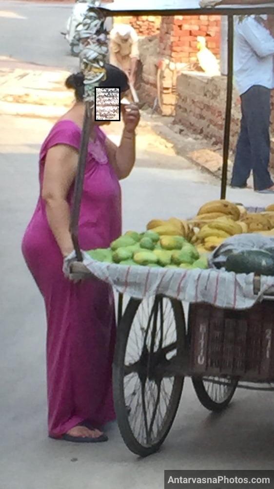 https://pub-5fcdf72a54cd4edbb03ec3edaa415a42.r2.dev/nakedleaks/seductive_pictures_in_aunty's_gown_while_buying_bananas/20.jpg