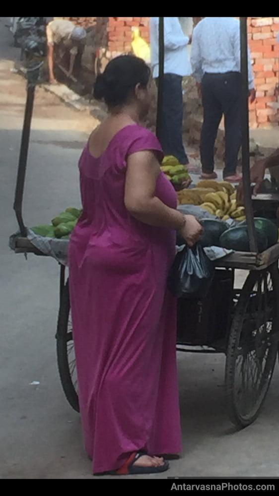 https://pub-5fcdf72a54cd4edbb03ec3edaa415a42.r2.dev/nakedleaks/seductive_pictures_in_aunty's_gown_while_buying_bananas/21.jpg