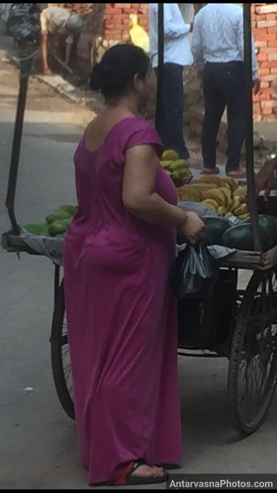 https://pub-5fcdf72a54cd4edbb03ec3edaa415a42.r2.dev/nakedleaks/seductive_pictures_in_aunty's_gown_while_buying_bananas/22.jpg