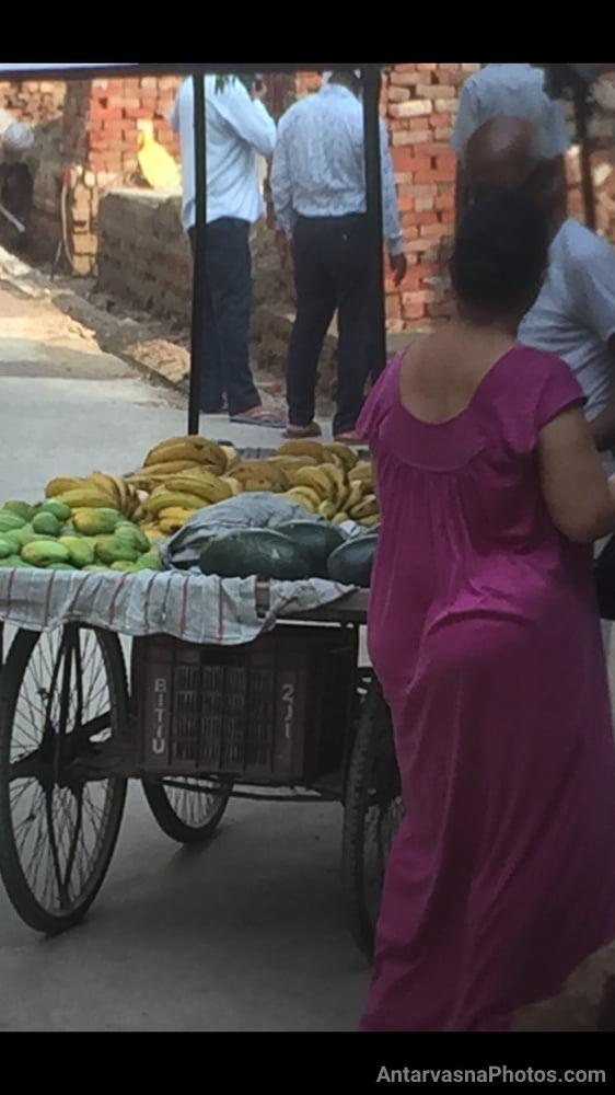 https://pub-5fcdf72a54cd4edbb03ec3edaa415a42.r2.dev/nakedleaks/seductive_pictures_in_aunty's_gown_while_buying_bananas/25.jpg
