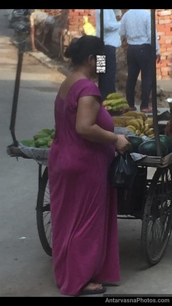 https://pub-5fcdf72a54cd4edbb03ec3edaa415a42.r2.dev/nakedleaks/seductive_pictures_in_aunty's_gown_while_buying_bananas/27.jpg