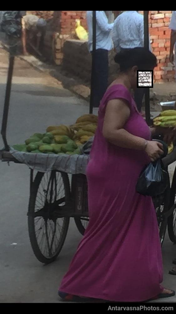 https://pub-5fcdf72a54cd4edbb03ec3edaa415a42.r2.dev/nakedleaks/seductive_pictures_in_aunty's_gown_while_buying_bananas/28.jpg